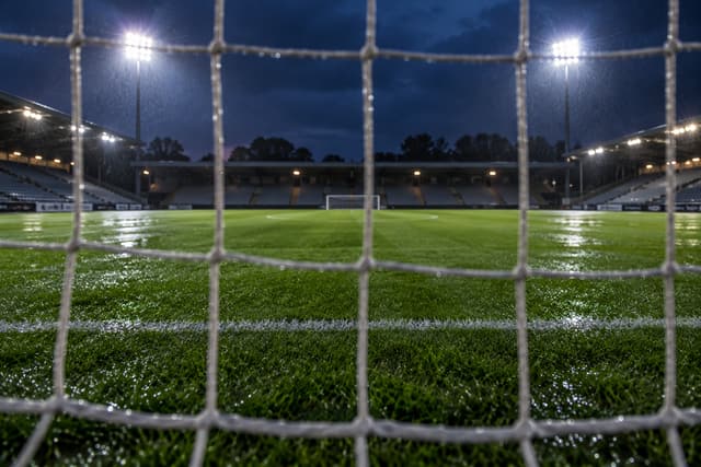Redaktionelt temabillede af en regnvåd fodboldbane under projektører. Ikke et foto fra AGF-Viborg.